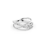 Anillo de Swarovski con diseño de dos bandas entrelazadas, una de ellas cubierta con piedras blancas engastadas.