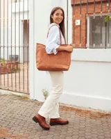 Botas cortas de cuero color marrón con suela track negra de goma. Presentan un diseño de corte clásico con paneles laterales texturizados y cierre lateral interno.