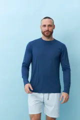 Remera de manga larga color gris.