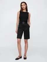 Bermuda color verde militar con bolsillos laterales y traseros.