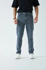 Pantalón de jean azul de corte slim, tiro medio y con presillas para cinturón.