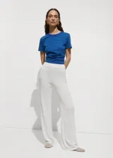 Pantalón de punto fino con diseño recto y largo, confeccionado en tejido semitransparente con cintura elástica.