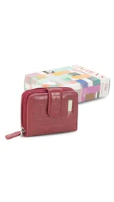 Billetera corta de símil cuero con textura croco, cierre perimetral y solapa con broche a presión. Cuenta con tarjeteros, visor, compartimento para billetes y bolsillo posterior con cierre.