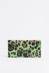 Monedero tipo sobre con exterior de textura brillante y estructura blanda. Presenta un estampado animal print de leopardo en tonos verde lima, negro y rosado. Cierre con botón a presión y logo grabado en el interior.