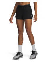 Shorts deportivos Under Armour Vanish Woven color negro, de diseño 2 en 1 con short exterior liviano y calza interior ajustada. Cuenta con cintura elástica con logo visible, bolsillos laterales y aberturas en los laterales.