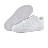 Championes Nike Court Vision Low de diseño urbano inspirado en el básquetbol de los años 80, confeccionados en cuero sintético blanco con el logo de la marca en los laterales y suela de goma.