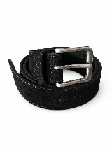 Cinto de cuero suede color negro con acabado aterciopelado, costuras decorativas en los bordes y hebilla metálica plateada de estilo clásico.