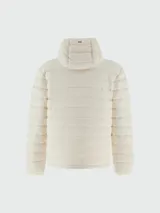 Campera bómber impermeable con capucha, color blanco tiza, con cierre frontal y bolsillos laterales con botón a presión. Relleno de pluma de ganso. Marca Herno.