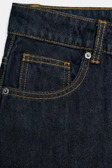 Jeans de tiro alto con diseño de pierna ancha y cinco bolsillos. Presenta cierre frontal con cremallera y botón metálico.