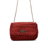 Cartera de hombro tipo sobre confeccionada en tejido de tweed rojo con textura, cuenta con una solapa frontal con placa metálica decorativa y correa de cadena dorada.