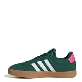 Championes Adidas VL Court 3.0 de estilo urbano, color verde con las icónicas tres tiras laterales en blanco y suela de goma color caramelo. Presenta un diseño de gamuza con detalle en el talón.