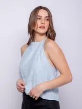 Top sin mangas color verde claro, con cuello halter y espalda baja.