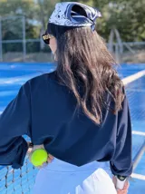 Pañuelo de cabeza tipo bandana, de color blanco con estampado lineal en azul marino que representa figuras arquitectónicas y detalles geométricos.