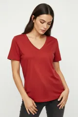 Remera de algodón con cuello en V y mangas cortas, de calce holgado.
