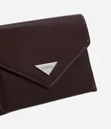 Billetera femenina tipo sobre confeccionada en poliuretano, con cierre de botón a presión y detalle metálico triangular con logo grabado en la solapa. Cuenta con múltiples ranuras internas para tarjetas.
