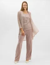 Conjunto de tres piezas compuesto por una musculosa de escote redondo y un cardigan de frente abierto con mangas 3/4, ambos confeccionados en tejido plisado con hilos metalizados. Incluye un pantalón de corte recto en seda fría con cintura elastizada.