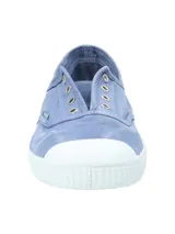 Zapatilla sin cordones de algodón orgánico color celeste, con puntera reforzada y suela de goma.