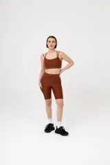 Top deportivo lila con doble bretel fino.