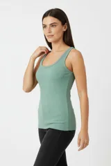 Musculosa de algodón y lycra color verde menta, ajustada al cuerpo, con escote redondo profundo y diseño en tejido rib.