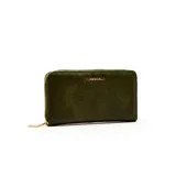 Billetera rectangular de cuero sintético con textura rugosa, cierre perimetral y placa metálica decorativa con el logo de la marca en el frente.