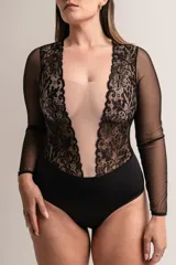 Body negro de lycra, puntilla elastizada y tul, con mangas largas y transparencia en el escote.