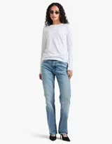 Pantalón de jean celeste de corte recto.