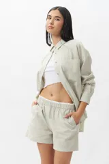 Short piyamero a rayas verticales color verde y blanco, con elástico en la cintura.