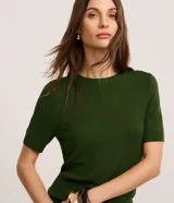 Blusa básica de punto Cortelle, color verde oscuro, con cuello redondo y manga corta.