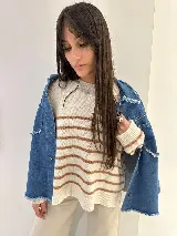 Sweater tejido color crema con rayas horizontales marrones, cuello redondo y corte holgado.
