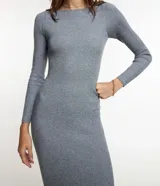 Vestido midi de punto acanalado de la marca Marfinno, color negro, de corte ajustado, con cuello barco y mangas largas.