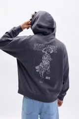 Canguro deportivo gris oscuro con capucha, bolsillo canguro y estampado frontal de coordenadas geográficas.