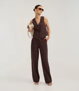 Pantalón sastrero de corte recto, confeccionado en crepé con diseño de rayas verticales. Presenta un estilo clásico y elegante con una caída fluida.