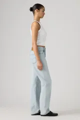 Jean de mujer color celeste claro, de corte recto y tiro alto.