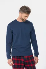 Pijama de hombre compuesto por una remera de manga larga azul marino y un pantalón a cuadros en tonos azul marino, blanco y negro.