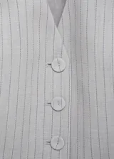 Chaleco gris con diseño de raya diplomática, cuello en V, cierre frontal con botones y dos bolsillos de ribete en la parte delantera.