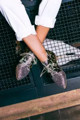 Botines acordonados con estampado animal print y puntera cubierta de glitter plateado.