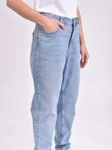 Pantalón de jean negro de corte recto, tiro alto y cinco bolsillos.