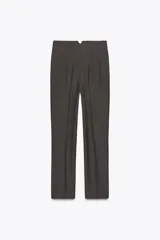 Pantalón de tiro alto color beige, con detalle de costuras marcadas en el delantero y la espalda. Incluye bolsillos delanteros de vivo y cierre frontal con cremallera, botón interior y gancho metálico.