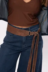 Faja ancha color marrón chocolate con acabado texturizado, hebilla de argolla metálica y tiras colgantes con nudo lateral.