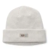 Gorro tipo beanie de tejido acanalado en color arena, con vuelta en el borde y parche rectangular con el logo de la marca en la parte frontal.