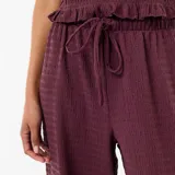 Pantalón ancho color bordó de corte relajado, con cintura elástica fruncida y cordón ajustable.