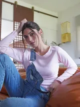 Remera de manga larga color verde seco.