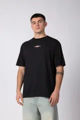 Remera negra de corte regular, manga corta y cuello redondo, con pequeño estampado frontal centrado con el texto 'VCP COLLECTION' y diseño de cerezas.