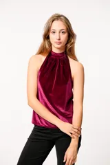 Top negro de terciopelo con cuello halter y espalda descubierta.