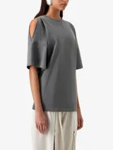 Remera gris de corte relajado, con diseño open shoulder y mangas cortas.