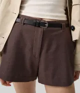 Short de sastrería color gris oscuro, de corte estructurado, tiro alto y largo mini, con pinzas delanteras y diseño evasé.
