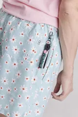 Short de baño Berto, con diseño estampado de hojas en tonos rosados y celestes, cintura elástica con cordón ajustable.