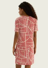Vestido corto blanco con estampado de líneas negras horizontales abstractas, de manga corta y corte recto.