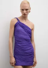 Vestido corto de fiesta con diseño asimétrico de un solo hombro. Presenta un acabado drapeado en toda la prenda y un corte entallado al cuerpo. Incluye cierre lateral invisible.