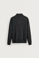 Sweater polo de punto regular fit tejido en hilatura de lana color gris oscuro, con cuello solapa, abertura frontal con botonadura y manga larga con acabados en rib.